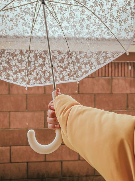 #autumnvibes #yellowaestheticvintage #arainydayincalifornia #umbrella Sun Umbrella Aesthetic, Cute Umbrella Aesthetic, Vintage Umbrella Aesthetic, Cottagecore Umbrella, Yellow Umbrella Aesthetic, Parasol Umbrella Aesthetic, Pineapple Pizza, Yellow Umbrella, Yellow Aesthetic