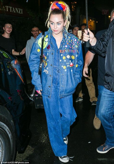 Iconic Miley Cyrus, 80s Jean Jacket Outfit, Runway Jackets, 80s Jean Jacket, Miley Cyrus Outfit, Estilo Kitsch, Double Denim Outfit, Kawaii Clothes Goth, Miley Stewart