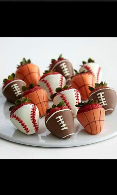 Fresas deportivas Basketball Treats, Choco Flan, Valentine Strawberries, Pastry Ideas, Sports Banquet, Banquet Ideas, Dipped Strawberries, Sports Decor, Chocolate Dipped Strawberries