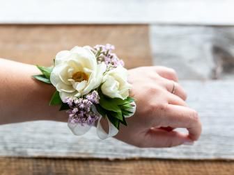 White Flower Corsages, Prom Corsage And Boutonniere 2023, Myrtle Greenery, Diy Corsage Wristlet, Prom Corsage Diy, How To Make Corsages, Make A Corsage, Diy Wrist Corsage, Prom Flowers Corsage