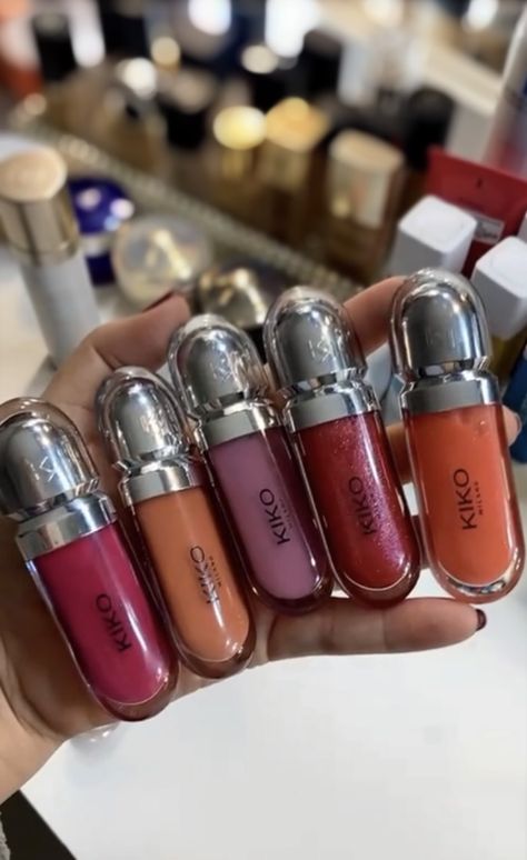 Gloss da kiko Milano Gloss Kiko, Types Of Makeup Looks, Iphone Cases Bling, Lip Gloss Collection, Types Of Makeup, Gloss Labial, Kiko Milano, Lip Glosses, Makeup Items