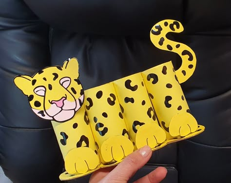 Dying, animals, jungle, storage diy for kids Cheetah Crafts For Kids, Endangered Animals Project, Leopard Craft, Family Crafts Preschool, Jungle Animal Crafts, Pencil Topper Crafts, Zoo Crafts, Lighthouse Crafts, Art Bulletin Boards