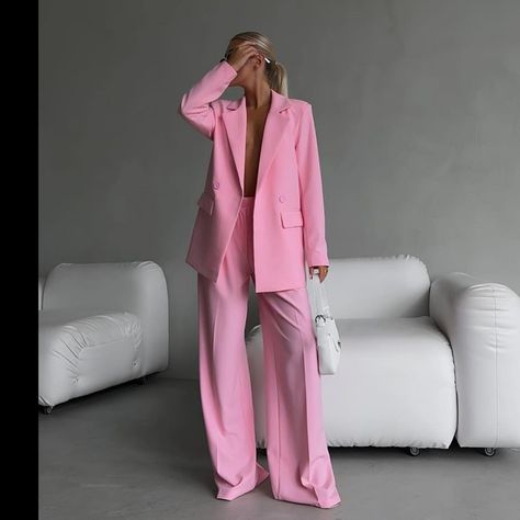 🌸✨🌸 #suits #fashionstyle #styleinspiration #stylish #pink #outfitoftheday #lookoftheday #justfashiondna #fashion #fashiongram #style #love… | Instagram Vogue Pink, Chanel Vogue, Barbiecore Outfit, Layout Aesthetic, Curated Outfit, Travel Luxury, Aesthetic Autumn, Fashion Drawing Dresses, Fashionista Clothes