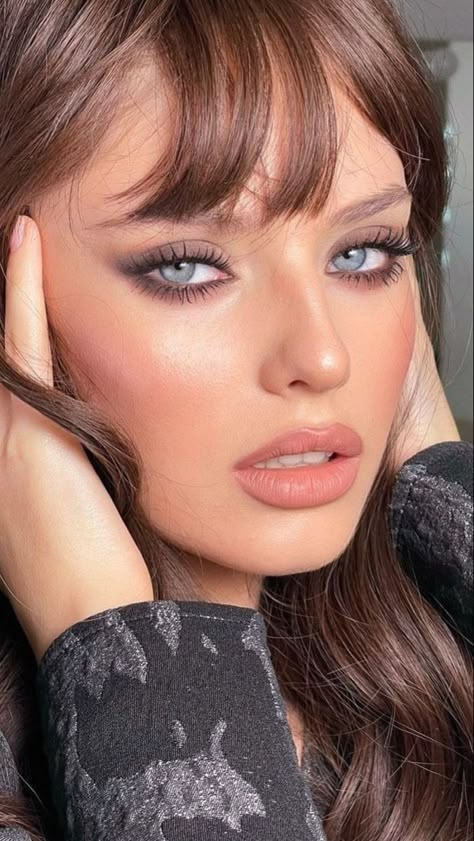 Smoky Brown Eye Makeup Natural, Eye Makeup For Grey Eyes, Smoky Eyeshadow For Blue Eyes, Makeup For Grey Eyes, Seductive Makeup, Bombshell Makeup, Maquillage On Fleek, Hair Makeup Looks, Y2k Makeup