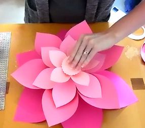 These giant Hawaiian paper flowers are fun and easy to make! Read this blog post to get the tutorial and start making your own designs now! Hawaiian Paper Flowers, Music Theme Party, Giant Paper Flower Tutorial, Giant Paper Flower, Easy Paper Flowers, Large Paper Flowers, Paper Flower Template, Paper Flower Backdrop, Tissue Paper Flowers