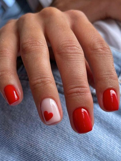 cute heart nails: red heart accent Short Red Nails, Kutek Disney, Vday Nails, Heart Nail Designs, Valentine Nail Art, Smink Inspiration, February Nails, Nail Designs Valentines, Casual Nails