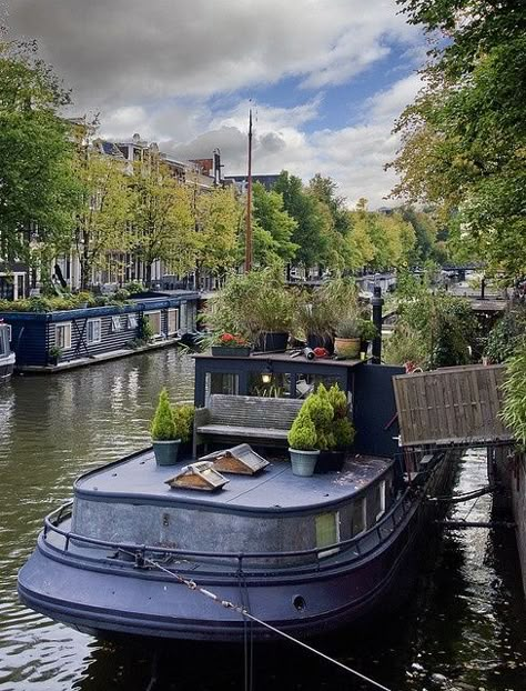 bonitavista:  Amsterdam, The Netherlands photo via elle Amsterdam Houseboat, House Boat Living, Amsterdam Living, Barge Boat, Canal Barge, Houseboat Living, Dutch Barge, Boat Living, Narrow Boats