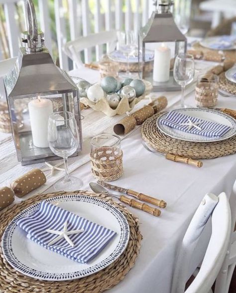 Coastal Dinner Party Table Settings, Nautical Dining Table Centerpiece, Nautical Dinner Party, Nautical Dining Room Ideas, Nautical Table Centerpieces, Nautical Table Setting, Coastal Tablescapes, Coastal Table Setting, Holiday Dining Room Decor