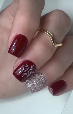 Marron Christmas Nails, No Design Christmas Nails, Burgundy Holiday Nails, December Dip Nail Ideas, Christmas Nails Dark Red, December Nails Christmas Xmas, Maroon Christmas Nails, December Gel Nails, December Holiday Nails