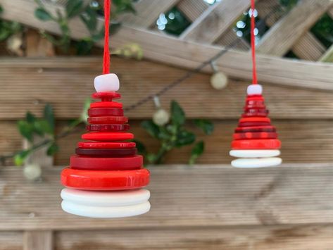 Stacked Button Christmas Tree, Diy Christmas Ornaments Buttons, Christmas Crafts Buttons, Christmas Tree Button Ornament, Christmas Button Crafts Decorations, Christmas Crafts Using Buttons, Button Trees Christmas, Handmade Christmas Ornaments For Kids, Christmas Button Art