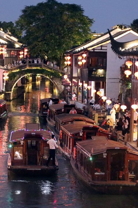 As the weather is getting hot, the Shantang Street in Suzhou, Jiangsu province draws many tourists at night. To escape the heat, visitors ride a boat or take a stroll to embrace the charm of Jiangnan watertowns. Samhain Festival, Shanghai Travel, China Shanghai, Wooden Boat Building, Jiangsu China, Old Street, Roblox Game, Suzhou, Wooden Boats