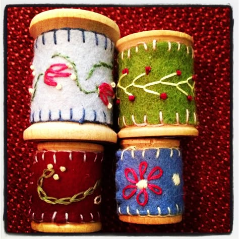 Vintage Wooden Spool Crafts, Vintage Spool Ornaments, Sewing Ornaments, Cotton Reel Craft, Wooden Thread Spool Ideas Vintage, Binder Covers Diy, Altered Spools, Spool Ornaments, Old Spools Of Thread