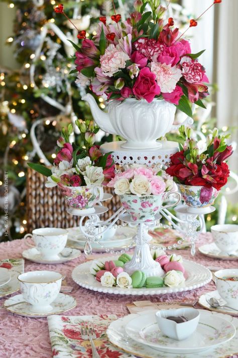 Tea Party Centerpieces Diy, Teapot Centerpiece, Party Centerpieces Diy, Elegant Tablescapes, Tea Party Centerpieces, Valentines Tea Party, Teacup Flowers, Tea Flowers, Flower Projects