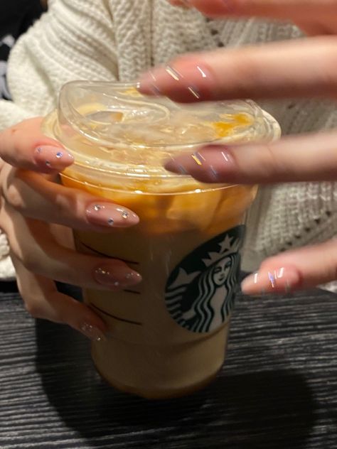 Holding Coffee Aesthetic, Starbucks Girl Aesthetic, Prank Pictures, Starbucks Lunch, Starbucks Nails, Fantasy Lifestyle, Starbucks Pictures, Starbucks Girl, Aesthetic Starbucks