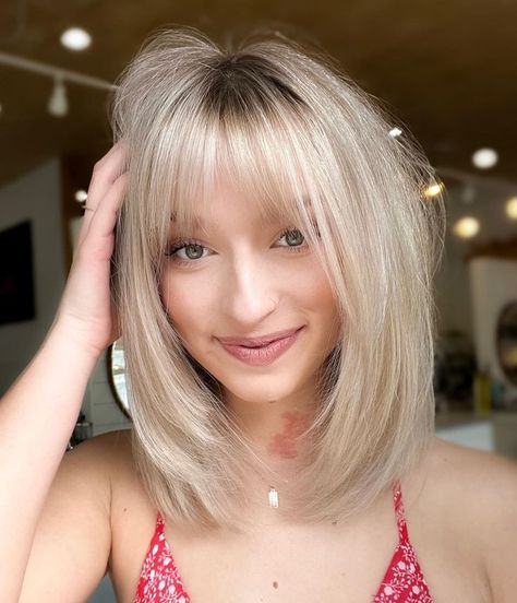 Short Hairstyles for Fine Hair Voluminous Wavy Hair, Haircuts For Oval Faces, Fine Hair Bangs, Messy Wavy Hair, Bobbed Hairstyles With Fringe, Shoulder Length Hair Cuts With Bangs, Short Hairstyles For Fine Hair, Flattering Haircuts, Hairstyles For Fine Hair