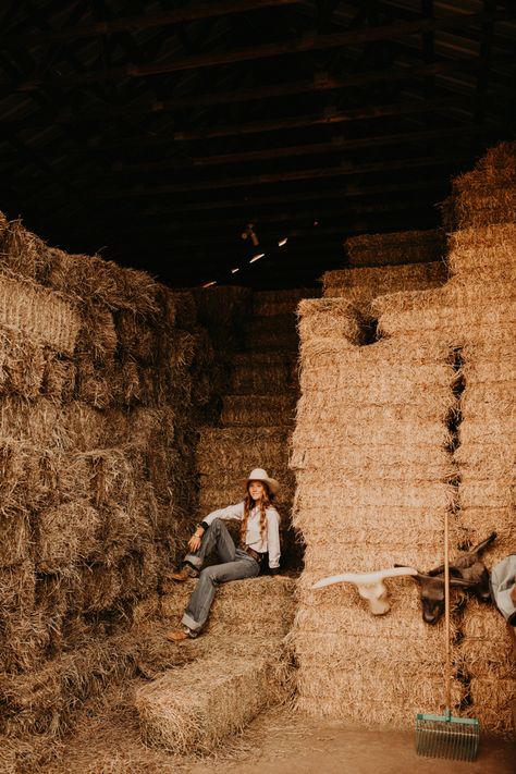 Hay Photoshoot Picture Ideas, Hay Bail Photoshoot, Western Field Photoshoot, Haybale Photoshoot, Hay Bale Photoshoot, Barn Photoshoot Ideas, Barn Senior Pictures, Western Photo Shoots With Horses, Country Picture