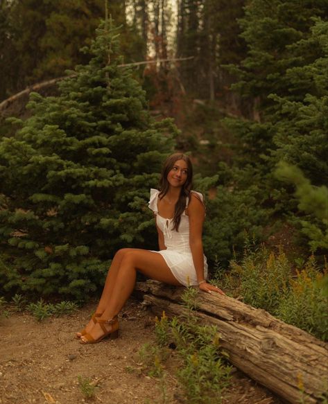 Stool Photoshoot Photo Ideas Outside, Senior Picture Ideas Brown Hair, Senior Picture Ideas September, Senior Picture Fits, Aesthetic Full Body Pictures, Senior Picture Ideas Classy, Fall Senior Photo Outfits, Senior Pic Inspo Fall, Senior Pics In The Woods