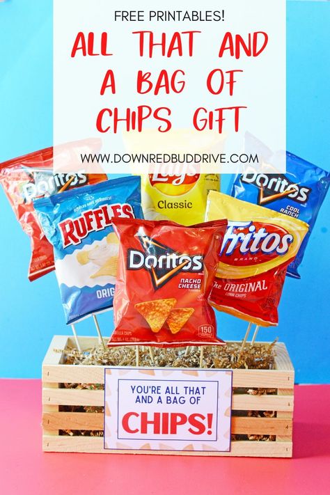 Make this You're All That and a Bag of Chips gift easily with the free printable tag!  All That and a Bag of Chips | All That and a Bag of Chips Printable | Chips Gift | Bag of Chips Gift | DIY Gift Idea | All That and a Bag of Chips Gift | Down Redbud Drive #allthatandabagofchips #bagofchips #diygiftidea #uniquegift All That And A Bag Of Chips, All That And A Bag Of Chips Printable, Chip Bouquet Diy, Engagement Gifts Diy, Diy Engagement Gifts, Diy Anniversary Gifts, Gift Ideas Creative, Money Leis, Staff Appreciation Gifts