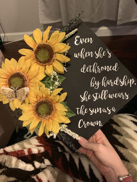 Sunflower Graduation Party Ideas, Sun Graduation Cap, Yellow Grad Cap Ideas, Daisy Graduation Cap, Graduation Cap Sunflower Ideas, Sunflower Themed Graduation Party, Sunflower Graduation Cap, Graduation Cap Designs Sunflower, Graduation Cap Sunflower