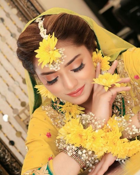 Mayoun Jewelry, Haldi Pictures, Hairstyles Designs, Mehndi Hairstyles, Technology Devices, Hottest Hairstyles, Mehndi Function, Haldi Dress, Bride Floral