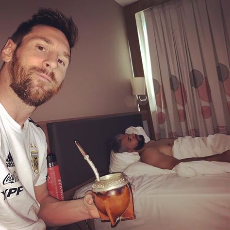 Leo Messi drinks mate with Sergio Agüero Messi Beard, Football Player Messi, Messi Son, Messi 2016, Argentina Memes, Messi News, Messi Pictures, Messi Goals, Lio Messi