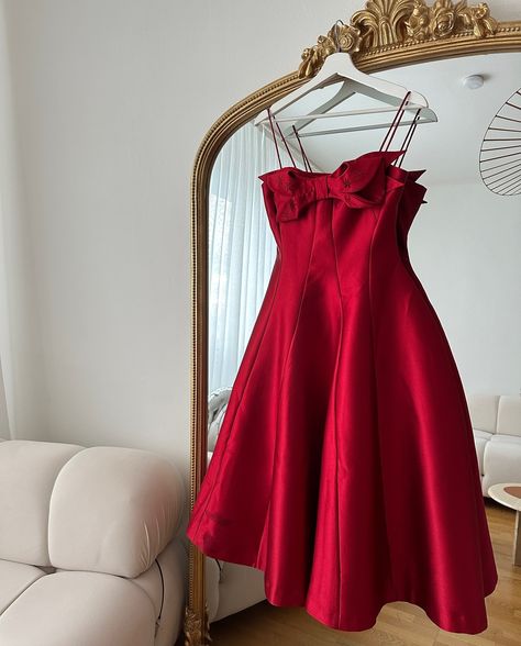 swipe for a suprise 🎁 'Amelie' Red bow dress . . . . . . #ballgown #gown #redgown #minimaldress #mididress #elegantdress #reddress #redlook #redoutfit #vienna #viennafashion #ootdwoman #ootdstyle #oldmoneystyle #wimbledondress #wimbledon #cannesstyle #stylistlook #outfitinspo #ladyinred #redoutfit #redstyling #redstyle #red #elegantlooks #weddingguestdress #weddingdress Homecoming Dresses Satin, Red Bow Dress, Minimal Dress, Ootd Women, Mini Party Dress, Dresses Satin, Prom Dress Plus Size, Red Homecoming Dresses, Satin Short