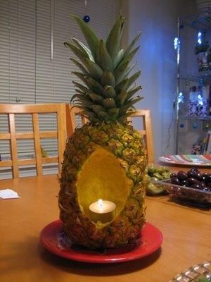 For a Hawaiian themed party, wherein you plan for a candlelight dinner, you can very well fit in a pineapple centerpiece. Take a pineapple and carve out small, oval shapes on three sides of the fruit. Scoop out the excess of fruit and let it dry. You can place small light lamps in these openings and place them at the center of the table. Tropisk Fest, Pineapple Centerpiece, Pineapple Candle, Pineapple Candles, Candle Centerpiece, Hawaiian Luau Party, Luau Theme Party, Fiesta Tropical, Hawaii Party