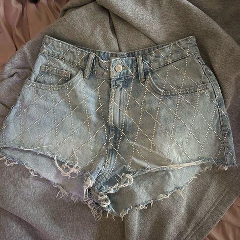 Zara Bedazzled Jean Shorts, So Cute, I Just Don’t Wear Them Enough, Only Worn Them Once. In Perfect Condition Practically Brand New. No Longer Sold At Zara. Size 6 But Could Also Fit A 4 Low Waisted. Originally Bought For $60. Bedazzled Jean Shorts, Bedazzled Shorts, Western Shopping, Zara Jean Shorts, Zara Clothes, Bedazzled Jeans, Obx Dr, Studded Denim, White Denim Shorts