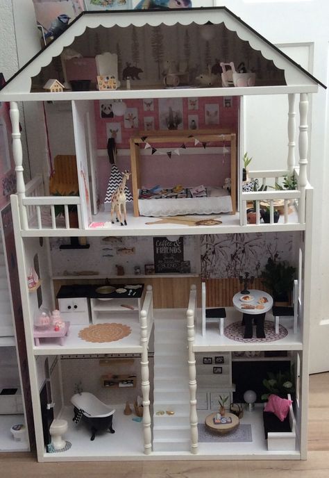 Kidkraft Dollhouse, Dollhouse Makeover, Diy Barbie House, Dollhouse Design, Miniatures Diy, Dollhouse Diy, Dollhouse Miniatures Diy, Dolls House Interiors, Wooden Doll