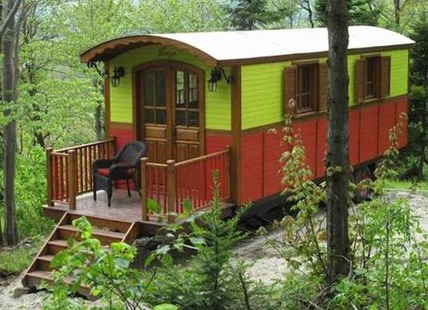 Tiny Cottages Mini Chalet, Retirement Goals, A Small House, Best Tiny House, Van Ideas, Tiny House Listings, Farm Ideas, Unusual Homes, Tiny House Movement