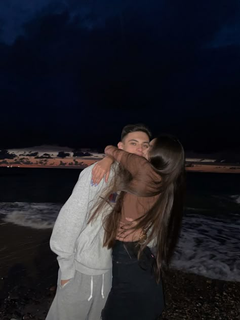 Couple Beach Pictures, Grunge Pictures, Night Couple, G Eazy, Friend Poses Photography, Cute Relationship Photos, Foto Baby, Best Poses For Pictures, Cute Couple Poses