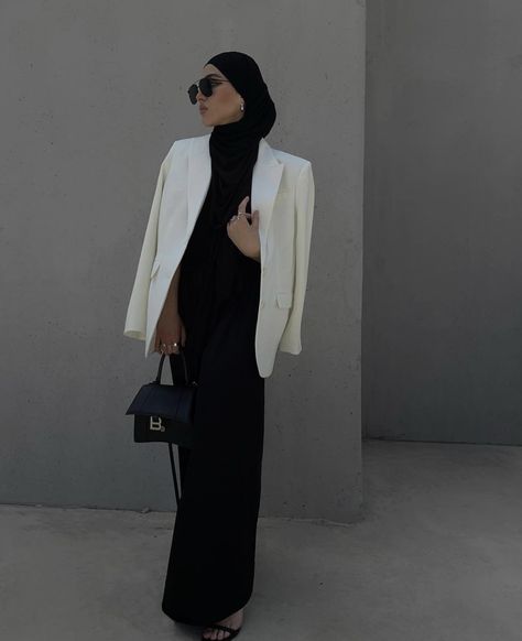 Blazer With Hijab Outfit Ideas, Black And White Hijab Outfit, Hijabi All Black Outfit, Black And White Hijabi Outfits, Casual Outfits Hijab, Black Khaleeji Abaya, Black Hijab Outfit, Khaleeji Aesthetic Black Abaya, Black Hijab