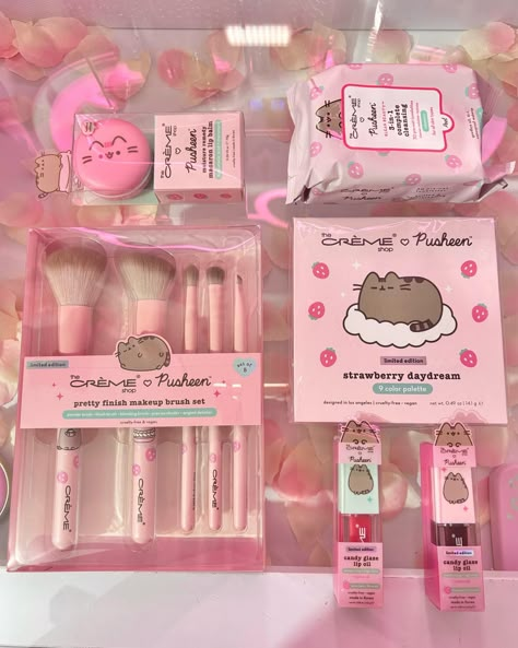 🍓super cute #pusheen pic dump 💗 @thecremeshop #pusheencat #thecremeshop #unboxing #glamroom #pinkaesthetic #kawaii Pusheen Skincare, Pusheen Room, Kawaii Amazon, Pusheen Stuff, Cute Pusheen, Pusheen Collection, Hello Kitty Room Decor, Pusheen Plush, Pusheen Cute