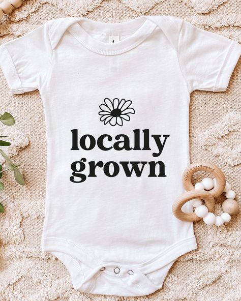 Circuit Onesie Ideas, Gender Neutral Onesie Vinyl, Cute Onesie Sayings, Onesie Ideas Cricut, Newborn Shirt Ideas, Cute Baby Onsie Ideas, Baby Onsie Designs, Newborn Onesie Ideas, Baby Girl Onesie Ideas