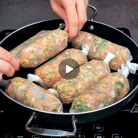 appetizing.tv on Instagram: "The new way to cook minced chicken! The whole family is surprised!  Ingredients: chicken mince: 1 kg (2 lb) onion: 1 pc garlic: 20 g (0.7 oz) eggs: 1 pc sweet paprika: 7 g (0.2 oz) black pepper: 5 g (0.2 oz) salt: 7 g (0.2 oz) dill: 25 g (0.9 oz) panko bread crumbs: 100 g (3.5 oz) LEAVE: 30 MIN vegetable oil: 5 ml (0.2 fl oz) onion: 1 pc carrot: 150 g (5.3 oz) mushrooms: 150 g (5.3 oz) salt: 5 g (0.2 oz) black pepper: 3 g (0.1 oz) lettuce leaves: 80 g (2.8 oz) spinach: 80 g (2.8 oz) vegetable oil: 10 ml (0.3 fl oz) lemon juice: 10 ml (0.3 fl oz) salt: 5 g (0.2 oz) cherry tomatoes: 80 g (2.8 oz) mozzarella: 150 g (5.3 oz)" Homemade Chicken Sausage Recipes, Low Carb Breakfast Muffins, Chicken Sausage Recipes, Hamburger Dishes, Minced Chicken Recipes, Tasty Meat, Healthy Lunch Meal Prep, Mince Recipes, Meat Dinners