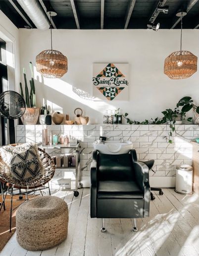 12 Salon Suites Serving All the Decor Inspiration - Career - Modern Salon Boho Salon Suite, Small Salon Suite Ideas, Salon Suite Decor, Salon Simple, Home Hair Salons, Home Beauty Salon, Esthetician Room Decor, Hair Salon Design, Hair Salon Interior