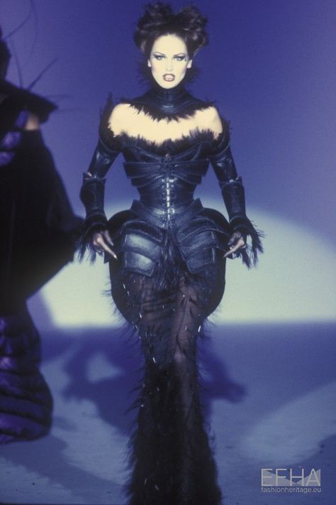 Thierry Mugler Haute Couture, Mugler 90s, Adriana Sklenarikova, Novo Post, 90s Runway Fashion, Runway Fashion Couture, Claudia Schiffer, Thierry Mugler, Naomi Campbell