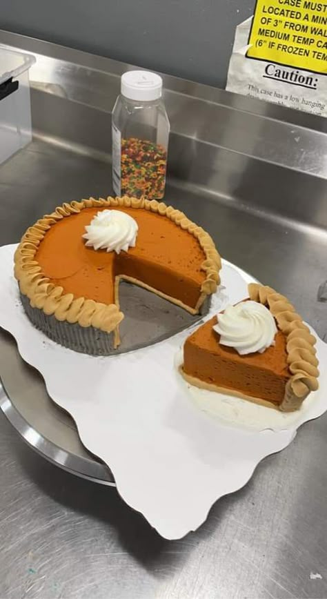 Cake That Looks Like Pie, November Cake Ideas, Thanksgiving Theme Cake, Fall Themed Cakes, Walmart Cake, Fall Theme Cakes, Thanksgiving Cakes Decorating, Piping Ideas, Autumn Cakes