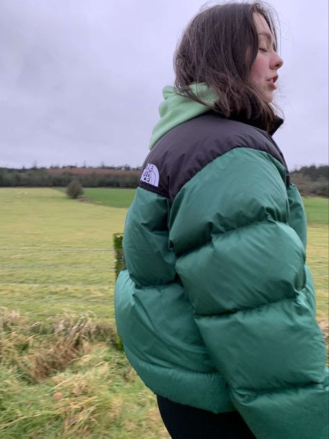 Outfits With Green Puffer Vest, North Face Puffer Jacket Green, Outdoorsy Fits, Green North Face Puffer, North Face Puffer Outfit, Snow Fits, Green North Face, Puffer Outfit, The North Face Puffer Jacket