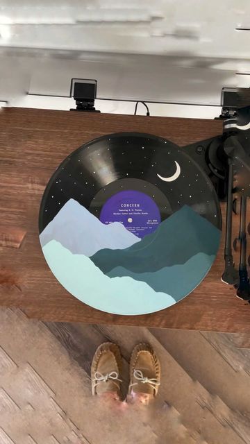 Vinyl Record Art Ideas Diy Crafts, Art On Records, Easy Record Painting Ideas, Vinyl Records Painting, Vinyl Record Art Diy, Painting Records Ideas, Vinyl Record Painting Ideas Easy, Records Drawing, Vinyl Record Art Aesthetic