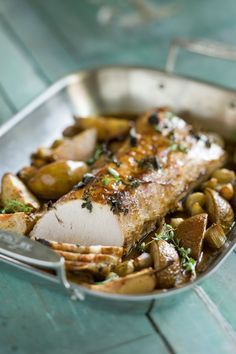 mmmm... pork + pear!! // Pork Loin with Roasted Pears and Shallots #recipe Shallots Recipe, Roasted Pears, Shallot Recipes, Pork Entrees, Meat And Potatoes, Roasted Pear, Pear Recipes, Pork Dishes, Delicious Dishes