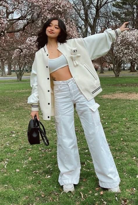 White Joggers Outfit Korean, Trendy White Streetwear Pants, White Cargo Jeans Outfit Aesthetic, Top Blanco Aesthetic, Cute White Crop Top For Streetwear, Vacation Outfits Women, Jacket Outfit Women, Teenage Girl Outfits, Korean Girl Fashion