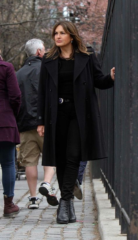 Detective Outfit, Detective Aesthetic, Tomboy Look, Capsule Wardrobe Essentials, Corporate Fashion, Olivia Benson, Law And Order Svu, Mariska Hargitay, Capsule Outfits