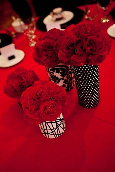 4122cb13c7a474c1976c9706ae36521d Black And White Centerpieces, Black Centerpieces, White Wedding Centerpieces, Black Red Wedding, White Centerpiece, Red Table, Wedding Centerpieces Diy, Black White Wedding, Diy Centerpieces