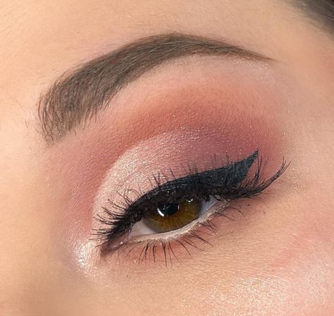 Flawless Rose Gold Eyeshadow Looks Gold Eyeshadow Makeup Looks, Rose Gold Eyeshadow Looks, Gold Eyeshadow Makeup, Teal Eyeliner, Eyeshadow Makeup Looks, Rose Gold Makeup Looks, Rosy Skin, Gold Eyeshadow Looks, Sky Blue Eyes