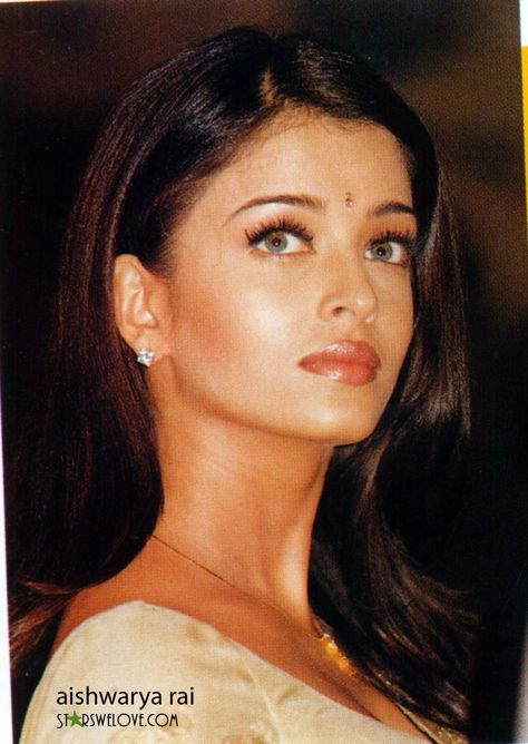 Groovy on Twitter: "Lady In Beige, And We are ready to be Seize.… " Hum Dil De Chuke Sanam, 90s Bollywood Actress, Aishwarya Rai Pictures, Bollywood Makeup, Vintage Bollywood Aesthetic, 90s Actresses, 90s Bollywood, Bollywood Outfits, Aishwarya Rai Bachchan