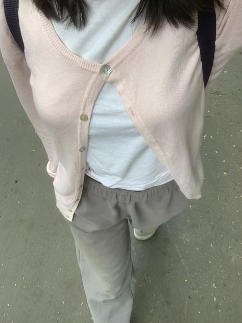 #ootd #pink #cardigan #grey #sweatpants #casual #comfy #basicoutfit Outfits With Pink Sweatpants, Pink Sweatpants, Grey Sweatpants, Pink Cardigan, Basic Outfits, Outfit Ideas, Sweatpants, Ootd, Grey