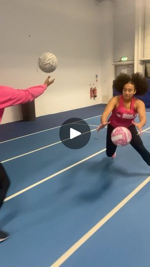 15K views · 1.1K reactions | Got to be quick with your hands & feet for this one… Give it a go 🙌🔥  cc: @ellarbow_netball   For more netball inspo like this scroll down the page 💖  #solosessions #solosessionsuk #netball #netballers #netballtraining #netballdrills #netballskills #quickhands #quickfeetdrills #netballfamily #netballcoach #netballislife | Solo Sessions | Netball | solosessionsuk · Original audio How To Improve Your Netball Skills, Netball Drills, Netball Positions, Mini Netball Drills, Netball Games, How To Play Netball, Netball Coach, Netball, What To Pack