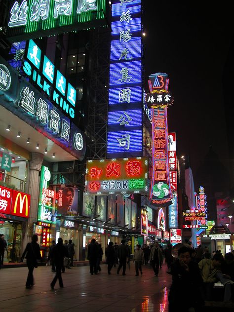 Shanghai Aesthetic, Shanghai Night, China Aesthetic, Shanghai Travel, Girl Apartment Decor, Study In China, Shanghai City, China Shanghai, China Trip