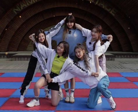 Itzy Pics, Friend Group Pictures, Group Picture Poses, Group Poses, 사진 촬영 포즈, Bff Photoshoot, Group Pictures, Bff Goals, Kpop Girl Bands